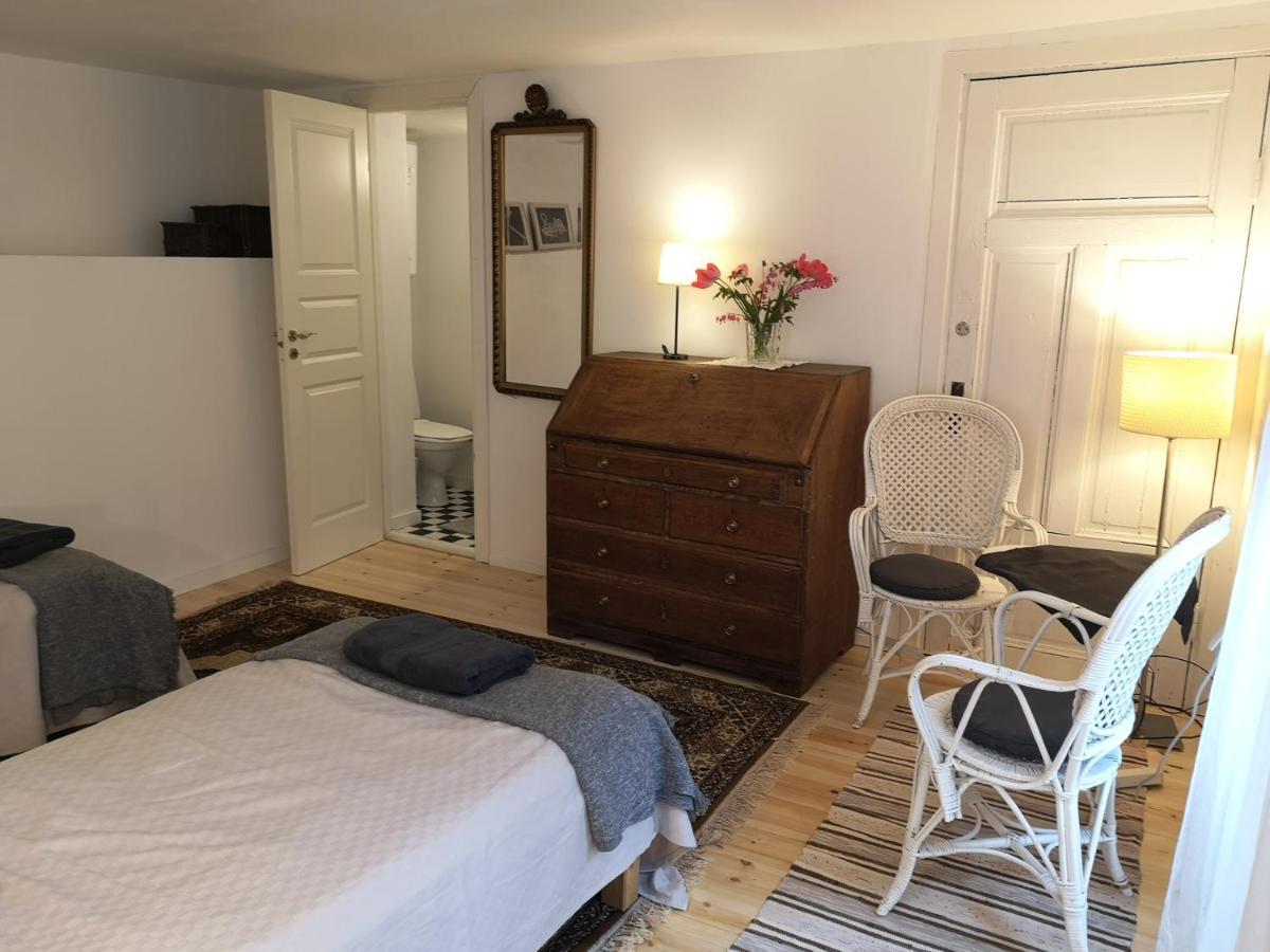 Stockholm B&B Cottage Нака Экстерьер фото