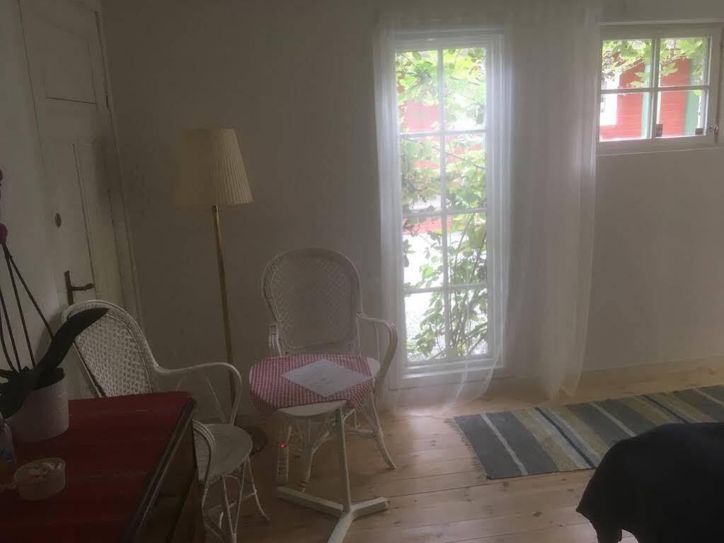 Stockholm B&B Cottage Нака Экстерьер фото